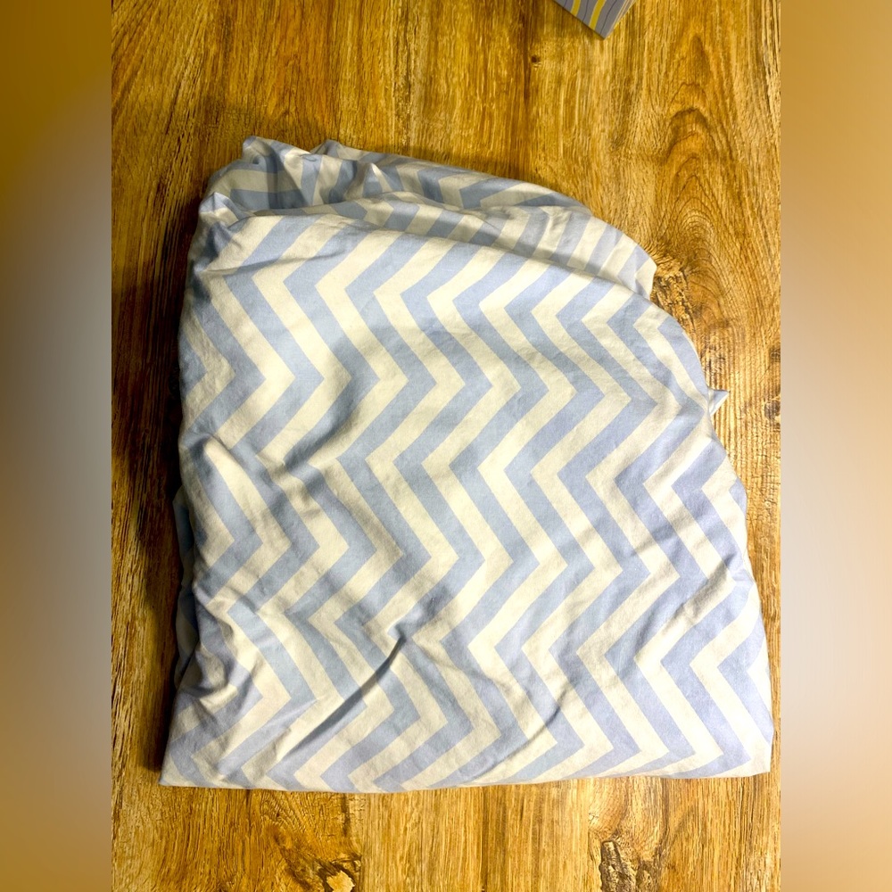 Circo Blue & White Chevron Crib sheet